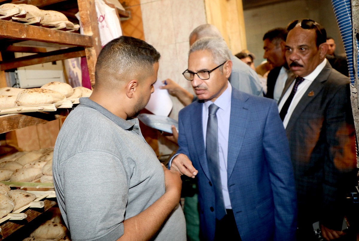 المحافظ يرصد نقص وزن رغيف العيش